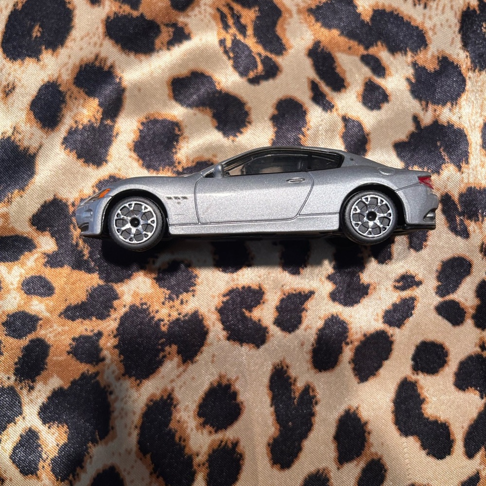 Burago Maserati Gran Turismo Silver 1:43 Scale Diecast Model Car - Picture 5 of 8